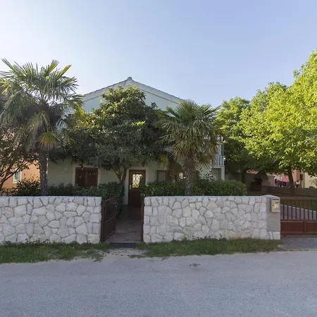 With A Parking Space - 14685