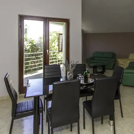 With A Parking Space - 14685 זאדאר